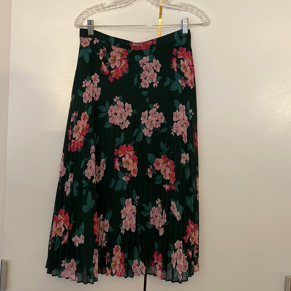 Ann Taylor floral midi skirt. Very flattering